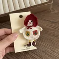 Detailansicht eines süßen bestickten Küken-Haaraccessoires mit rotem Hut auf Karte - Roter Hut Küken Haarnadel