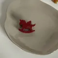 Vue macro détaillée d'une pince à cheveux vintage en acétate rouge en forme de cheval - Design de cheval en bois / Pince Cheval Rouge