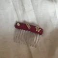 Detailopname van een rode glitter haarkam met gouden poedel- en dollarteken bedeltjes - Vierkante Haarkam (2# Paard) / Rood