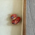 Λεπτομέρεια από κόκκινο κλιπ μαλλιών Song Brocade σε σχήμα κολοκύθας με κέντημα. - Στυλ Κόκκινης Κολοκύθας