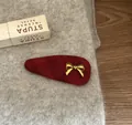 Primer plano de un pasador de pelo vintage a cuadros rojos con un lazo dorado. - Pinza de Pelo Gota con Lazo de Cuadros / 2 Piezas/Juego / Rojo
