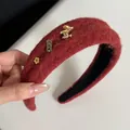 Detailaufnahme eines roten Plüschstirnbands mit goldenen Pferde-Anhängern - Haarreif Pferd (3#) / Rot