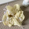 Elegante coletero de tela amarillo claro con delicados detalles de cinta blanca - 8# Anillo de Pelo de Malla Amarilla con Lazo Blanco