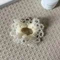 Elegante coletero de tela crema decorado con racimos de perlas blancas para mujer - 9# Anillo de Pelo de Gasa Amarilla con Borde de Perlas