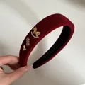Dettaglio ravvicinato di cerchietto in velluto rosso con cavallo a dondolo e strass - Stile Pony Floccato (3#) / Larghezza 3cm