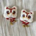 Vue détaillée de deux barrettes à cheveux en peluche avec cloches dorées du lion - Style Lion Dansant Rouge / Ensemble de 2 Pièces