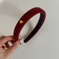 Dettaglio cerchietto in velluto rosso con ciondolo a cuore dorato - Stile Cuore Floccato (1#) / 2cm Larghezza