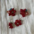 Vue détaillée de pinces à cheveux Hanfu fleurs rouges avec pendentifs élégants. - Style Fleur Rouge / Ensemble de 2 Pièces