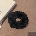 Macro-overzicht van een zwarte satijnen geplooide scrunchie met een parelmoer glans - Grote Mesh Scrunchie (8#) / Zwart