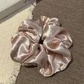 Detailopname van champagne satijnen haarelastiekje met elegante strass steentjes - Grote Strass Scrunchie (9#) / Roze