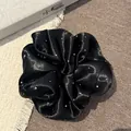 Detailweergave van zwarte parelmoer satijnen scrunchie met fonkelende ster-strass-steentjes - Grote Strass Scrunchie (11#) / Zwart