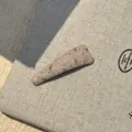 Elegante beige met stof beklede haarclip met een verfijnd zwart strikpatroon ontwerp - Strik Driehoek Haarclip (15#) / Melkthee Kleur