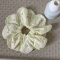 Elegante crème oversized kanten haarelastiekje met delicate imitatieparel accenten - Kanten Parel Scrunchie (1#) / Melkgeel