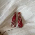 Detailopname van een paar zoete rode geruite BB-haarspelden op wit linnen achtergrond. - Driehoek Rood Zwart Gestreept / 2 Stuks/Pak / Rood