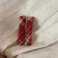 Detailopname van twee vintage rode geruite BB-haarspeldjes op linnen achtergrond - Vierkant Rood Zwart Gestreept / 2 Stuks/Verpakking / Rood