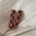 Detailopname van een paar rood geruite stoffen haarspeldjes op een getextureerde basis. - Vierkant Rood Melkthee Streep / 2 Stuks/Verpakking / Rood