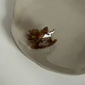 Vue détaillée d'une petite pince à cheveux vintage en acétate en forme de cheval. - Design de cheval en bois / Pince Cheval Marron Café