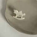 Détail d'une pince à cheveux cheval à bascule en acétate blanc avec texte fait main - Design de cheval en bois / Pince Cheval Blanc Argenté