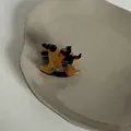 Vue détaillée d'une pince à cheveux en acétate écaille de tortue en forme de cheval à bascule. - Design de cheval en bois / Pince Cheval Imprimé Léopard Foncé