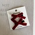 Ein Paar süße rote Samtschleifen-Haarspangen auf einer professionellen weißen Karte. - Rote Schleife Haarnadel Paar / Ein Paar