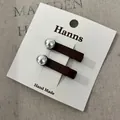 Elegante dunkelbraune rechteckige Haarklammern mit weißen Kunstperlen auf Displaykarte - Mit Künstlichen Perlen Verzierte Entenschnabelklemme (27#) / Ein Paar / Dunkelrotbraun