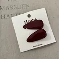 Zweiteiliges Set glänzender dunkelroter BB-Haarspangen auf weißer Displaykarte - Glänzende Spitze Wassertropfen Haarnadel (34#) / Ein Paar / Burgunderrot
