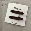 Zwei minimalistische, dunkelburgunderrote, glänzende Haarklammern auf einer Karte - Rote Lange Ovale Metall Haarklammer (30#) / Ein Paar