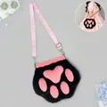 Lindo bolso bandolera de felpa con forma de pata en negro y rosa para moda tipo Lolita. - Bolso de Pata de Nube Furry / Negro Rosa