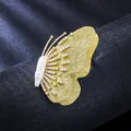Detailansicht einer vergoldeten Schmetterlingsbrosche mit Süßwasserperle und Zirkonia. - Gold