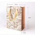 Weiße Geschenktüte mit goldenem Wellenmuster und Bandgriffen 23x18x10cm - Wellenmuster-Stil (JD-0318) / 18x23x10cm