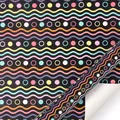 Papel de regalo minimalista con un patrón colorido de ondas y puntos sobre negro - Estilo de Puntos Ondulados (RC22025) / 50x70cm
