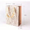 Elegante Geschenktüte aus weißem Karton mit goldenem Blattmuster und Schleifenband - Blattader-Stil (JD-0318) / 18x23x10cm