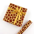 Cadeaupapier met giraffenprint, glanzende afwerking en decoratief gouden lint - Giraffepatroon (6030431920460) / 50x70cm