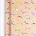 Bruine kraft kerstcadeaupapier rol met een vrolijk patroon van gekleurde rendieren - Veelkleurig Rendier / 70cmx8m
