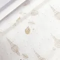 Elegante carta da regalo natalizia con motivi a pigna e ornamenti dorati in rilievo - Motivo Pigna Bianco / 43 cm di Larghezza X 3 m di Lunghezza