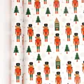 Grote rol kerstcadeaupapier met een patroon van notenkrakers en kerstbomen - Kerstwacht / 70cmx8m