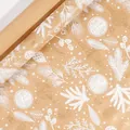 Papier cadeau de Noël en kraft brun avec des motifs festifs blancs et dorés élégants. - Motif Pomme de Pin Kraft