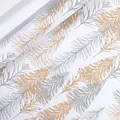 Papier cadeau de Noël élégant avec motif d'aiguilles de pin or et argent en rouleau - Sapin Gaufré Blanc