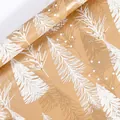 Papier cadeau kraft de Noël avec motifs d'arbres dorés et blancs, texture mousse - Sapin Gaufré Kraft