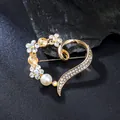 Elegant heart-shaped brooch with pearls and crystals in a gold-tone finish - Pearl Heart Style (XD825293)
