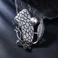 Kreative Vintage-Brosche aus strukturiertem Silbermetall mit einer großen grauen Perle - Rosenblüten Zweig Stil (XD825429)