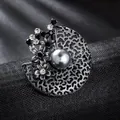 Exquisite Vintage-Blumenbrosche mit grauer Perle und Strasssteinen auf strukturiertem Silbermetall - Graue Perle