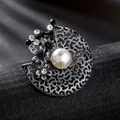 Vintage Hohlfächer-Brosche mit Perlen- und floralem Strassbesatz in antikem Silber-Finish - Beige Perle