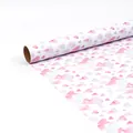 Detalle de rollo de papel de regalo con corazones de acuarela rosa para fiestas. - Corazón de Ensueño / 43cm*3m