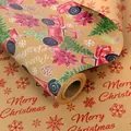 Papel de regalo navideño de kraft de doble cara con motifs de camiones y flores - Camión Rojo y Pino