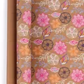 Rouleau de papier cadeau kraft vintage avec des motifs de fleurs colorées dessinées - Fleur à Feuille de Plume