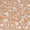 Weihnachtsgeschenkpapier mit weißen Blumenmustern auf braunem Kraftpapier in der Rolle. - Zweigblatt