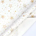 Weiße Geschenkpapierrolle mit eleganten goldenen Stern- und Punktmustern. - Vergoldete Sterne / 43cm Breite x 3m