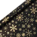 Elegante zwart-gouden kerstcadeaupapierrol met glinsterende sneeuwvlokpatronen voor feesten - Goudfolie Sneeuwvlokken