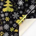 Schwarze Weihnachtsgeschenkpapierrolle mit metallischen goldenen Bäumen und weißen Schneeflocken - Schneebedeckte Kiefer / 43cm Breite x 3m
